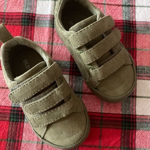 Olive size 5 unisex sneakers like new!!!